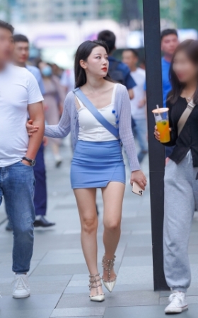 短裙美眉