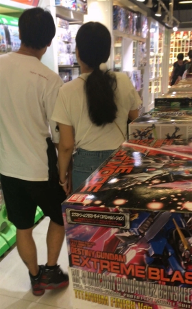 逛超市的白T恤牛仔裙妹子