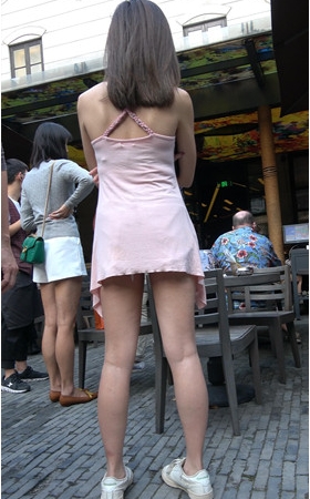 漂亮的粉色吊带小姐姐