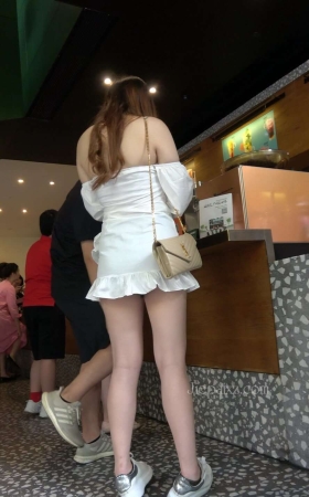 4K - 街拍抹胸短裙美女买奶茶喝 [2.58 GB/MP4]