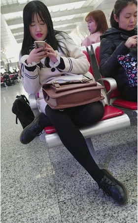 玩手机的妹子