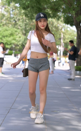 一个抽烟的漂亮姐姐 [19P]