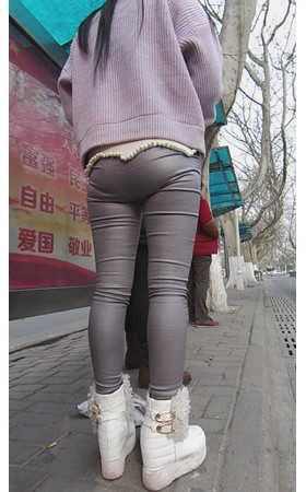 等公交的紧身皮裤妹