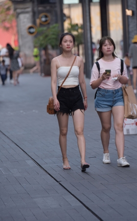 热裤小妹
