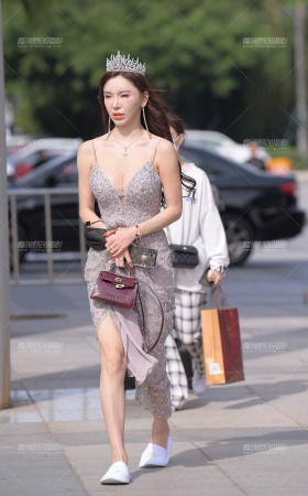 迎面而来的性感美女 [13P]