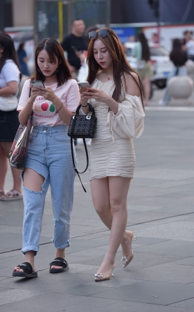 喜欢这样漂亮的小姐姐吗
