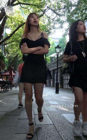 4K - 街拍黑色短裙街拍高跟美女 [1.36 GB/MP4]