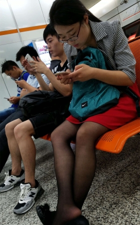 高铁车站候车室的黑丝黑高眼镜妹