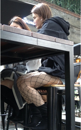 两个美腿小姐姐