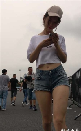 青春气息牛仔热裤白T恤街拍美女小姐姐 [801 MB]