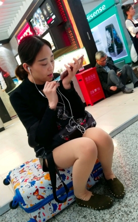 车站候车的肉色丝袜黑色皮短裤妹子
