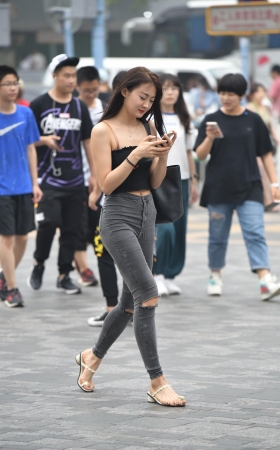 性高高挑的美女街拍