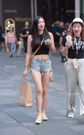 热裤小姐姐 [14P]
