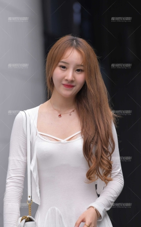 笑起来甜美的白裙妹子 [19P]
