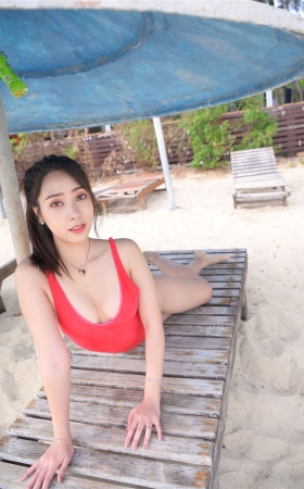 魂魂旅拍摄影作品 红色连体比基尼女孩