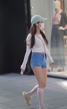 看手机小妹