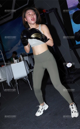 持续变换运动的美女 [32P]