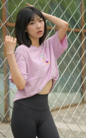 黑色瑜伽篮球课女孩