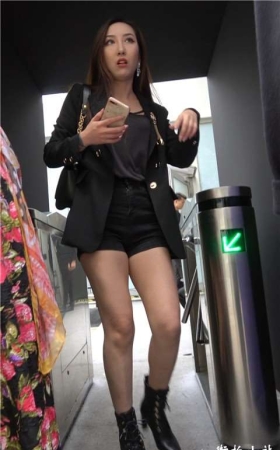 4K - 街拍美腿美女姐姐 [1.04 GB/MP4]