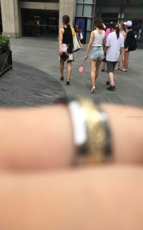 戴墨镜的白色小背心美臀热裤 [23P]