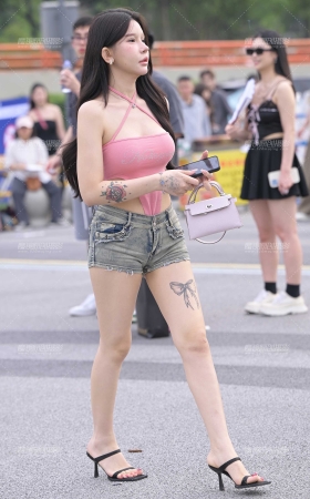 热裤小妹 [21P]