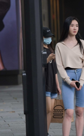 过斑马线的美女 [31P]