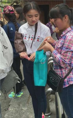 跟闺蜜路边花坛啃鸡爪的牛仔小妹，长腿高跟有几分性感！~