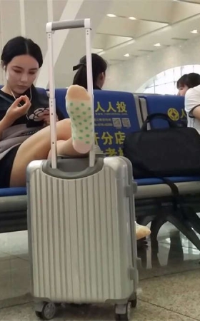 候车室里的 原味棉袜美女