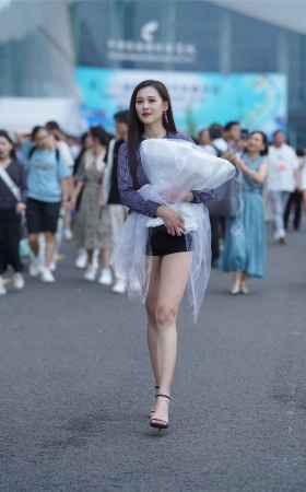 黑色短裤大长腿