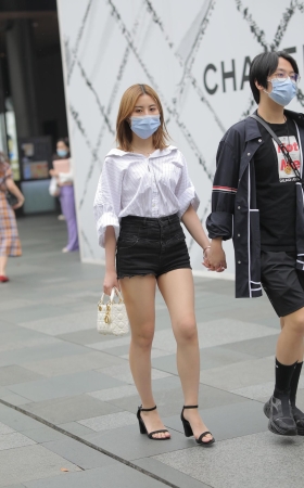 黑色热裤妹子