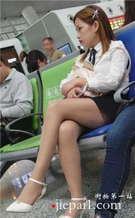 4k-候车室内若有所思的短裙美腿高跟鞋美女