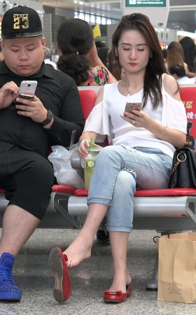 红鞋紧身牛仔超高颜值美足美女