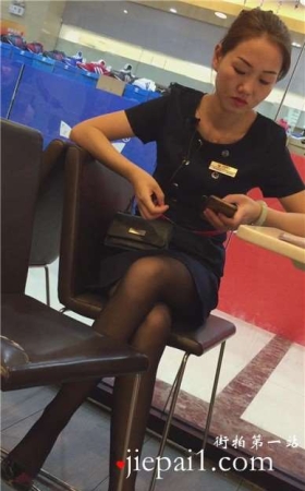 吃饭偶遇黑丝高跟长腿OL制服美眉。