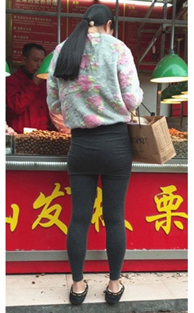买坚果的的紧身妹子