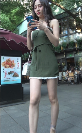 漂亮的吊带裙女孩