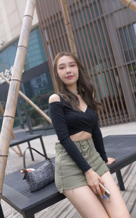 绿色短裙女孩
