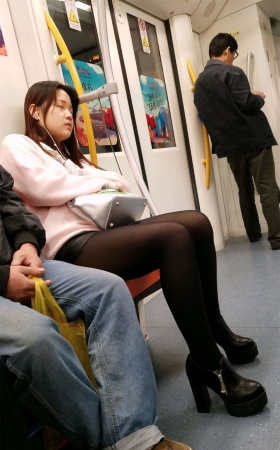 地铁拍摄黑色丝袜黑色皮短裤丰满妹子