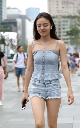 小背心，热裤美眉 [16P]
