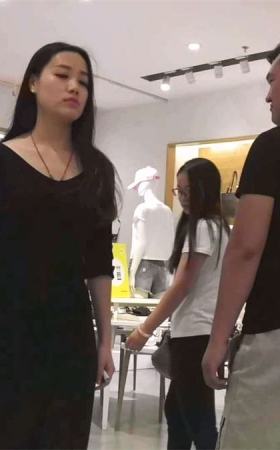 很性感漂亮的靓妹在换鞋