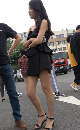 漂亮黑色连体衣小姐姐