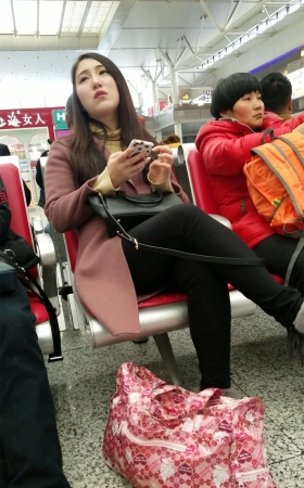 车站候车的黑色紧身裤长发漂亮美少妇