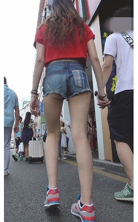 红衣热裤月牙美眉