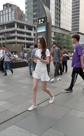 小姐姐的裙子好短耶