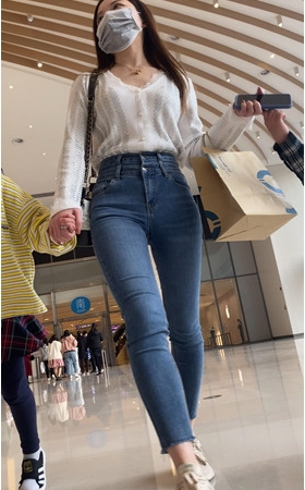 蓝色高腰牛仔裤美女