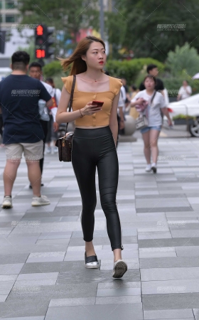 性感的紧身皮裤美眉 [17P]