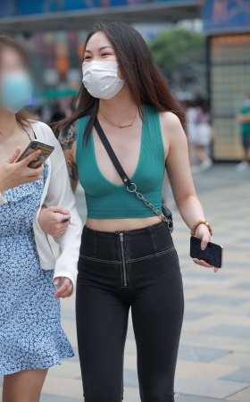 J91不爱穿胸罩的性感紧身裤小妹