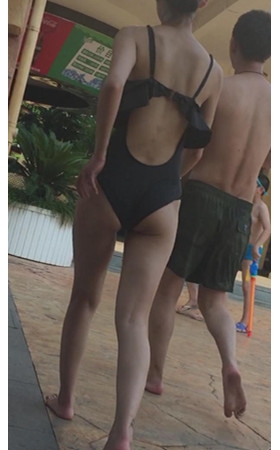 黑色比基尼妹子