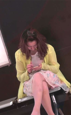 金色高跟鞋连衣裙文静小美女