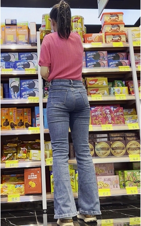 超市里的牛仔美女
