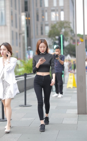 长腿紧身小妹